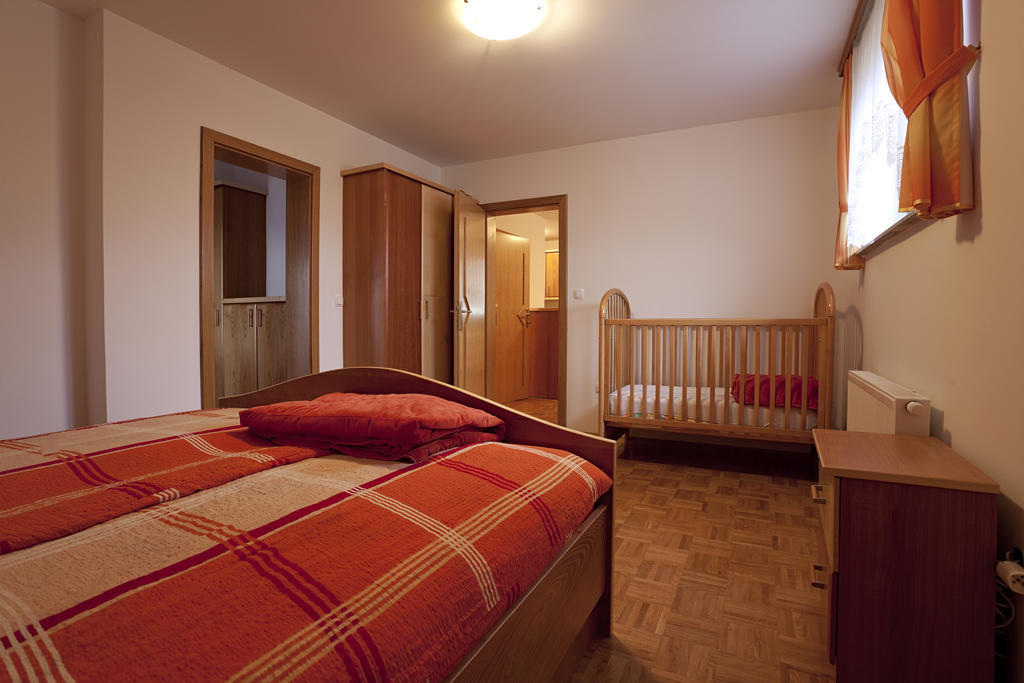 Tourist Farm Skrbina Apartment Otocec Bilik gambar