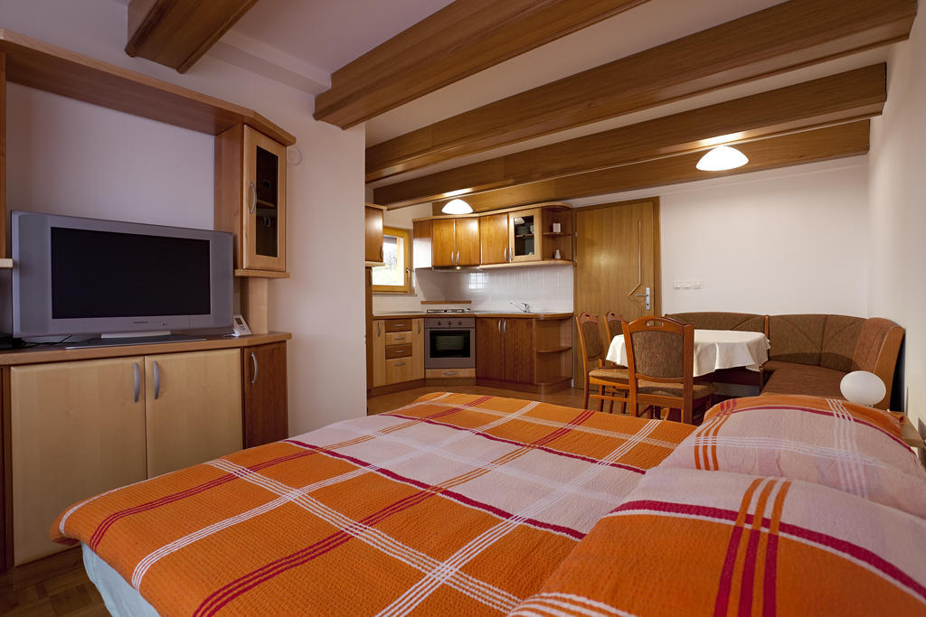 Tourist Farm Skrbina Apartment Otocec Bilik gambar